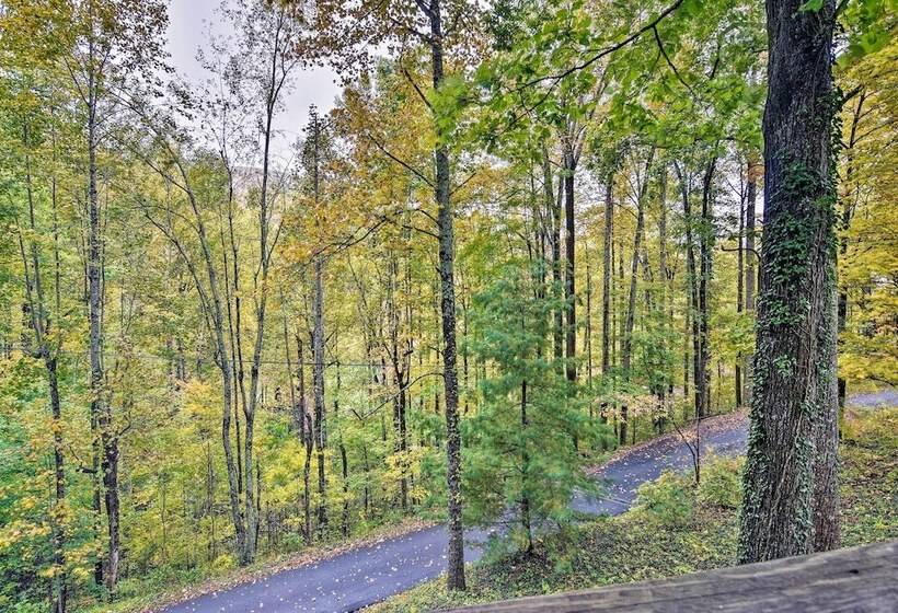 Summit Splendor  Smoky Mountain Cabin W/ Fire Pit