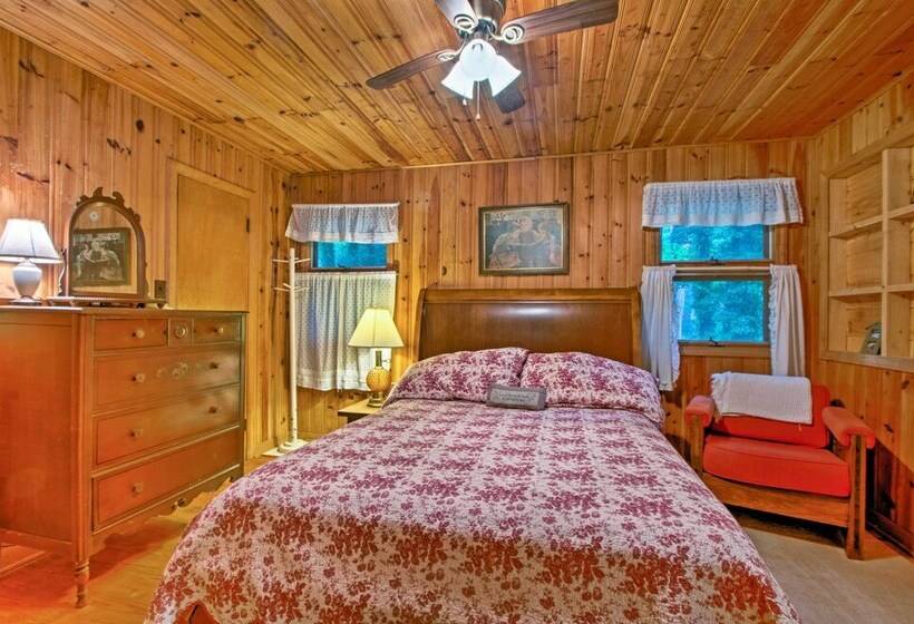 Summit Splendor  Smoky Mountain Cabin W/ Fire Pit