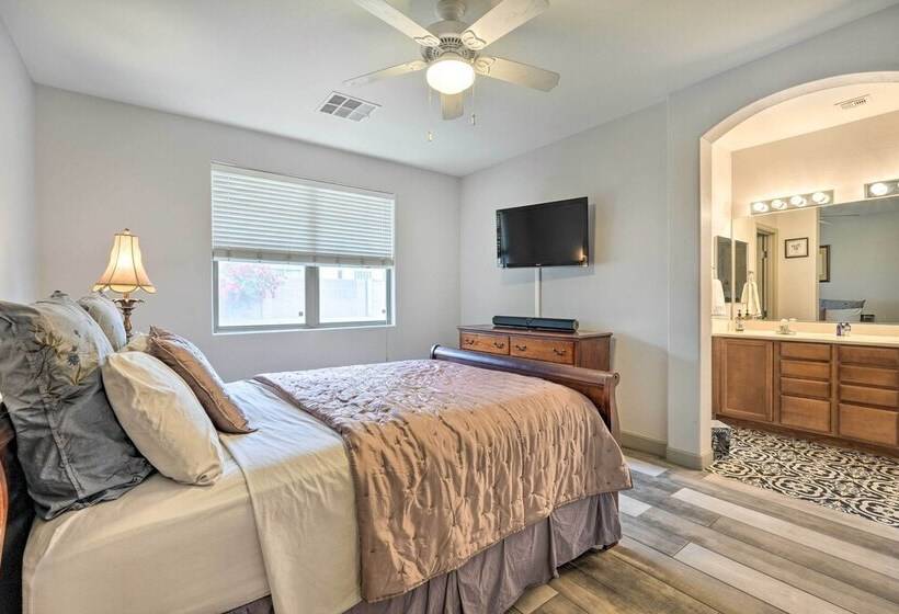 Pet Friendly Surprise Cottage: Yard & Pool Access