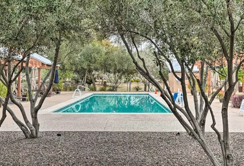 Pet Friendly Surprise Cottage: Yard & Pool Access