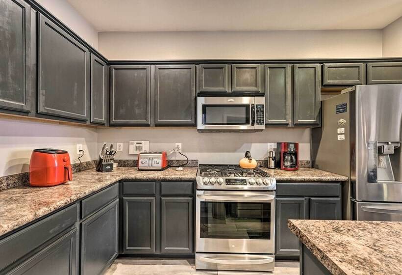 Pet Friendly Surprise Cottage: Yard & Pool Access