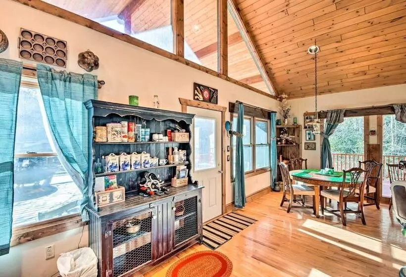 Avalon Woods Riverfront Retreat: Walk To Waterfall