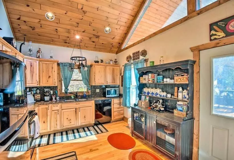 Avalon Woods Riverfront Retreat: Walk To Waterfall