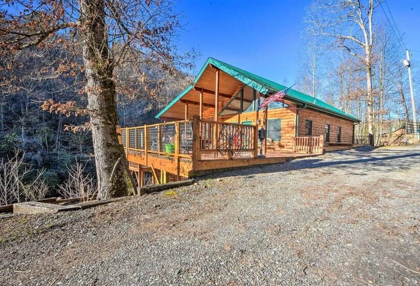 Avalon Woods Riverfront Retreat: Walk To Waterfall