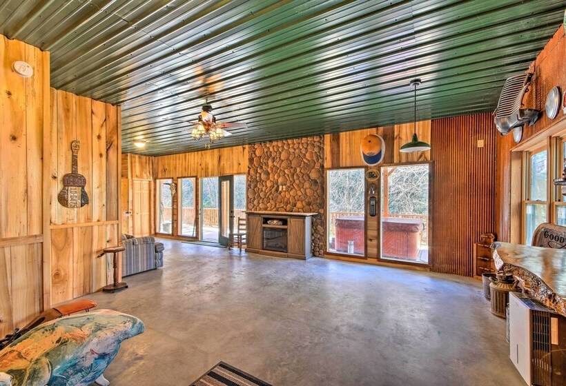 Avalon Woods Riverfront Retreat: Walk To Waterfall