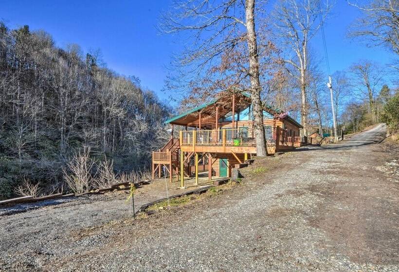 Avalon Woods Riverfront Retreat: Walk To Waterfall