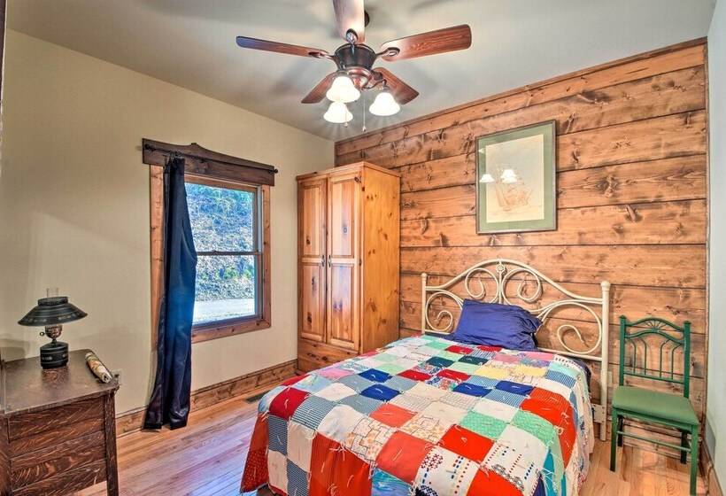 Avalon Woods Riverfront Retreat: Walk To Waterfall