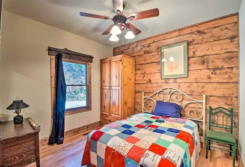 Avalon Woods Riverfront Retreat: Walk To Waterfall