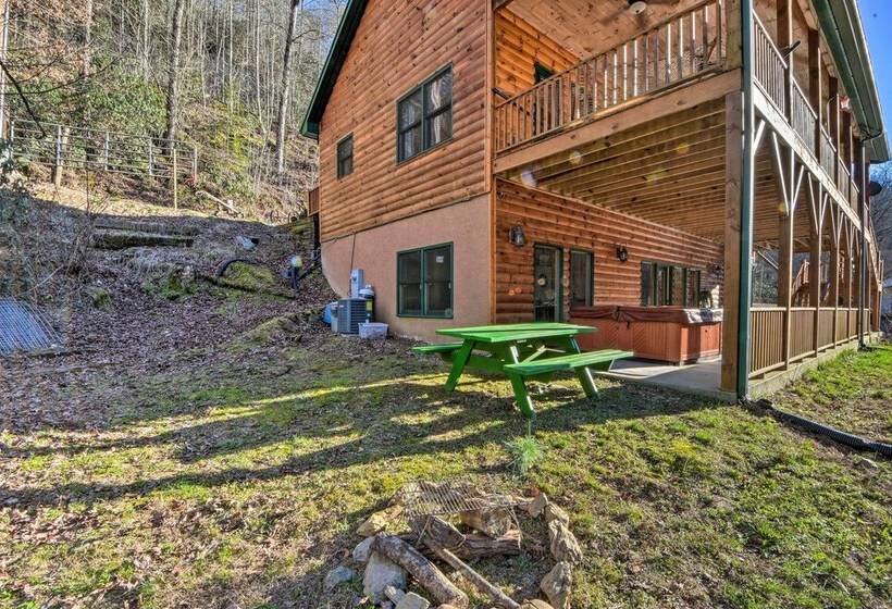 Avalon Woods Riverfront Retreat: Walk To Waterfall