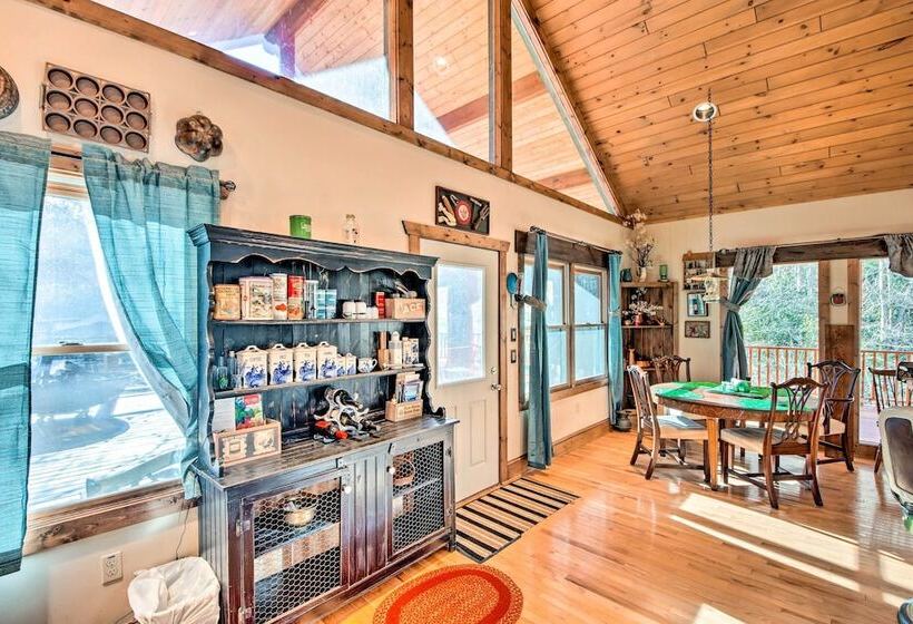 Avalon Woods Riverfront Retreat: Walk To Waterfall