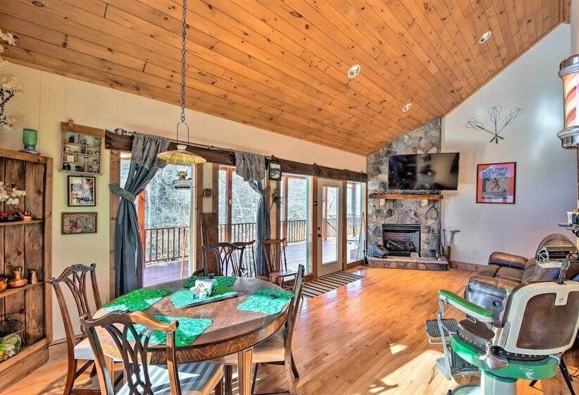 Avalon Woods Riverfront Retreat: Walk To Waterfall