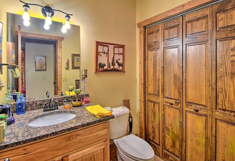 Avalon Woods Riverfront Retreat: Walk To Waterfall