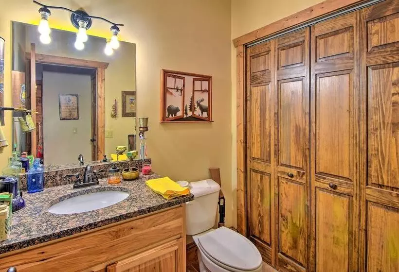 Avalon Woods Riverfront Retreat: Walk To Waterfall