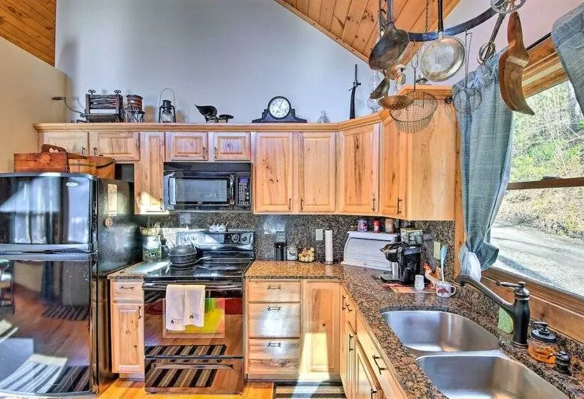 Avalon Woods Riverfront Retreat: Walk To Waterfall