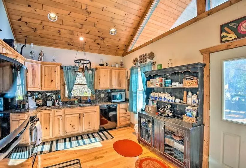 Avalon Woods Riverfront Retreat: Walk To Waterfall