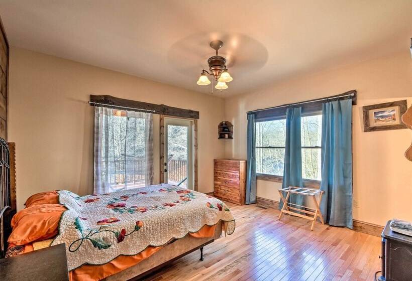 Avalon Woods Riverfront Retreat: Walk To Waterfall