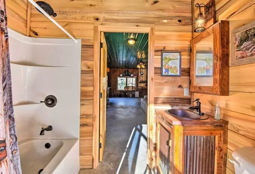 Avalon Woods Riverfront Retreat: Walk To Waterfall