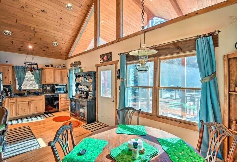 Avalon Woods Riverfront Retreat: Walk To Waterfall