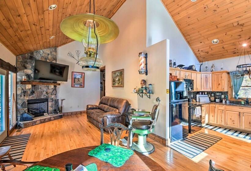 Avalon Woods Riverfront Retreat: Walk To Waterfall