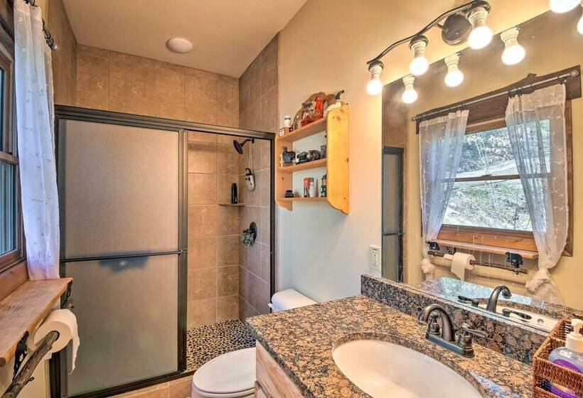 Avalon Woods Riverfront Retreat: Walk To Waterfall