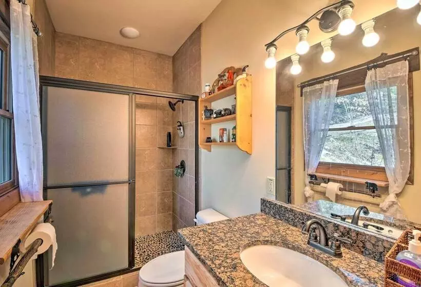 Avalon Woods Riverfront Retreat: Walk To Waterfall