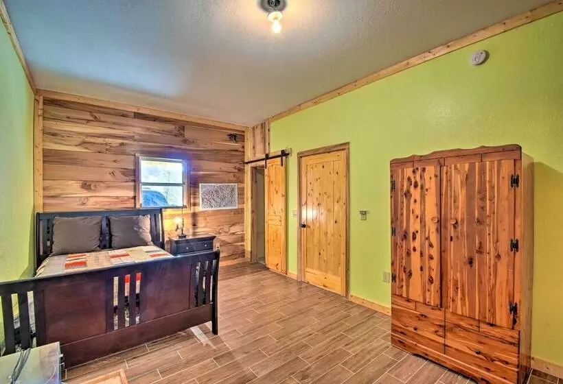 Avalon Woods Riverfront Retreat: Walk To Waterfall