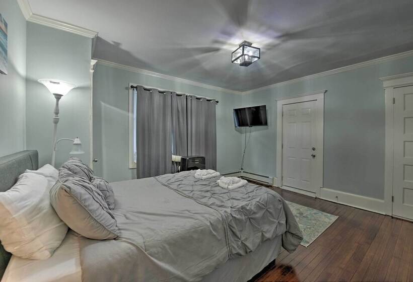 Beautifully Renovated Beach House W/ Fenced Patio!