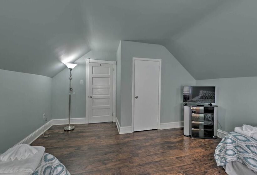 Beautifully Renovated Beach House W/ Fenced Patio!