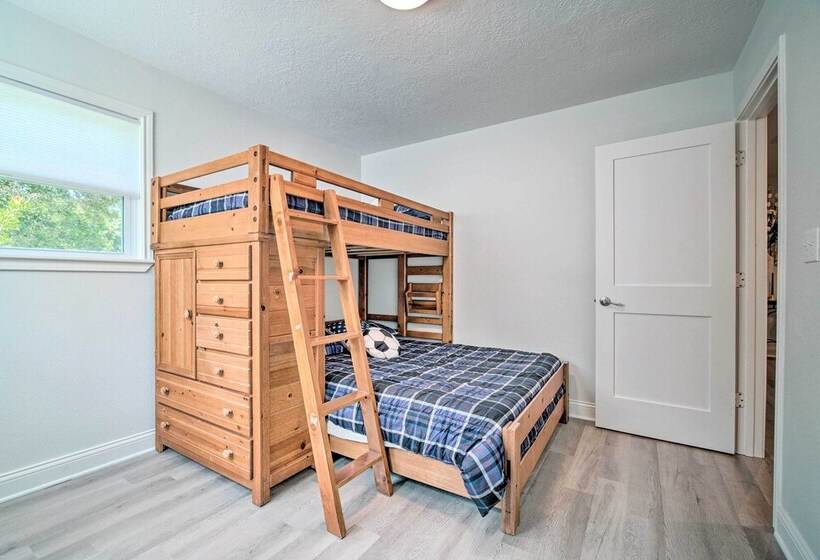 Bright Home W/ Dock On Lake Conroe!