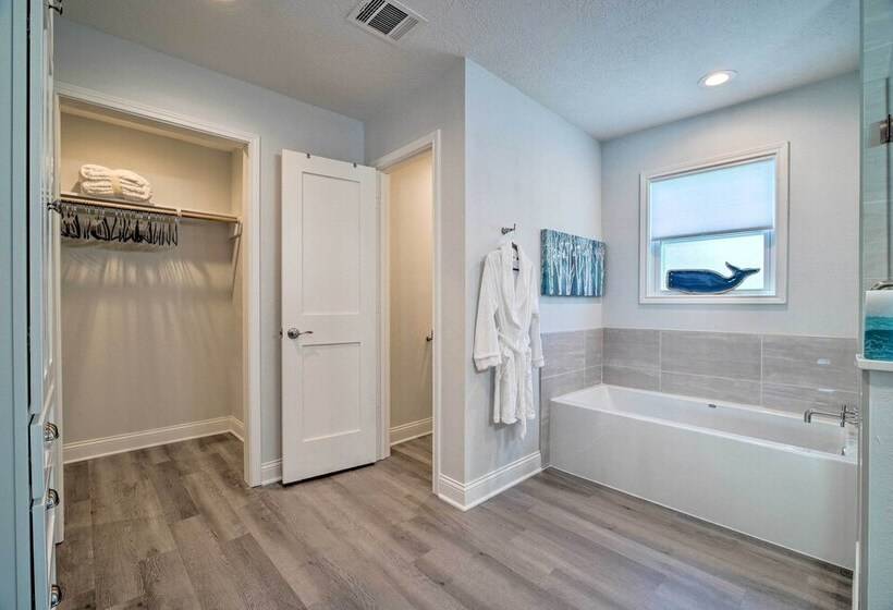 Bright Home W/ Dock On Lake Conroe!