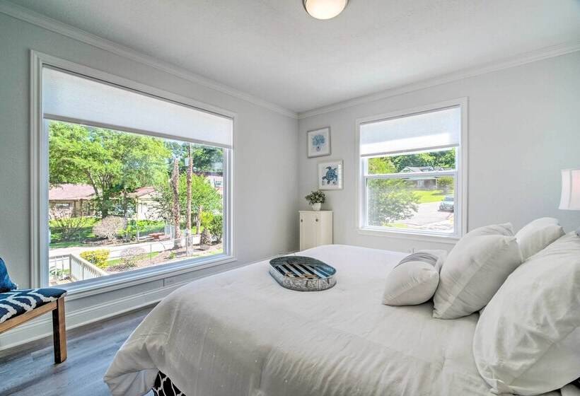 Bright Home W/ Dock On Lake Conroe!