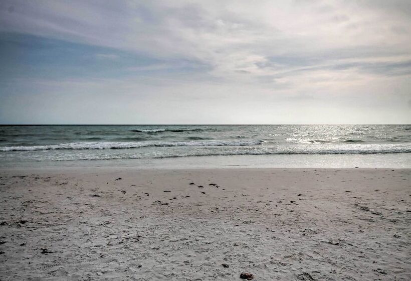 Bright Sarasota Bungalow   5 Mi To Siesta Beach!