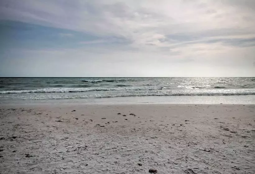 Bright Sarasota Bungalow   5 Mi To Siesta Beach!