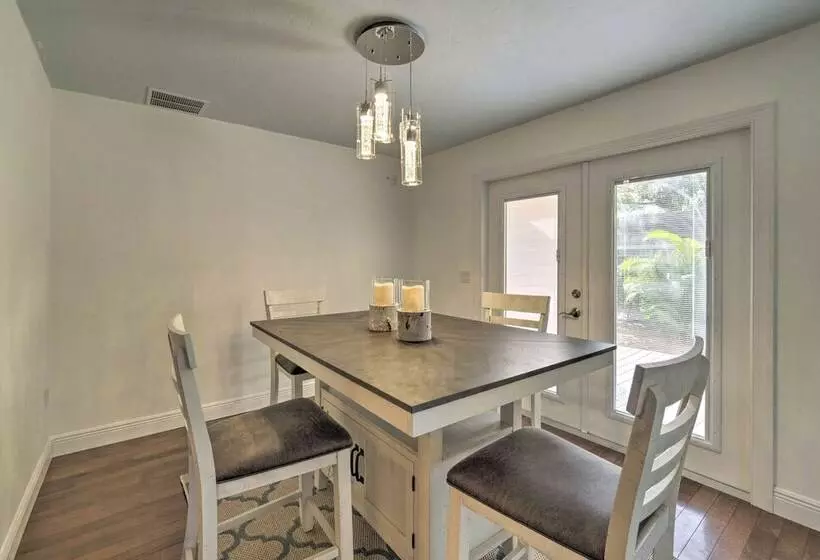 Bright Sarasota Bungalow   5 Mi To Siesta Beach!