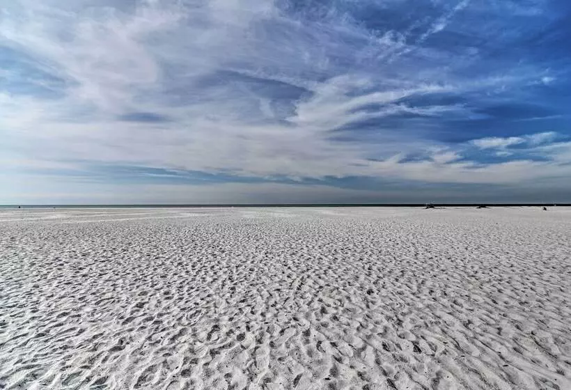 Bright Sarasota Bungalow   5 Mi To Siesta Beach!