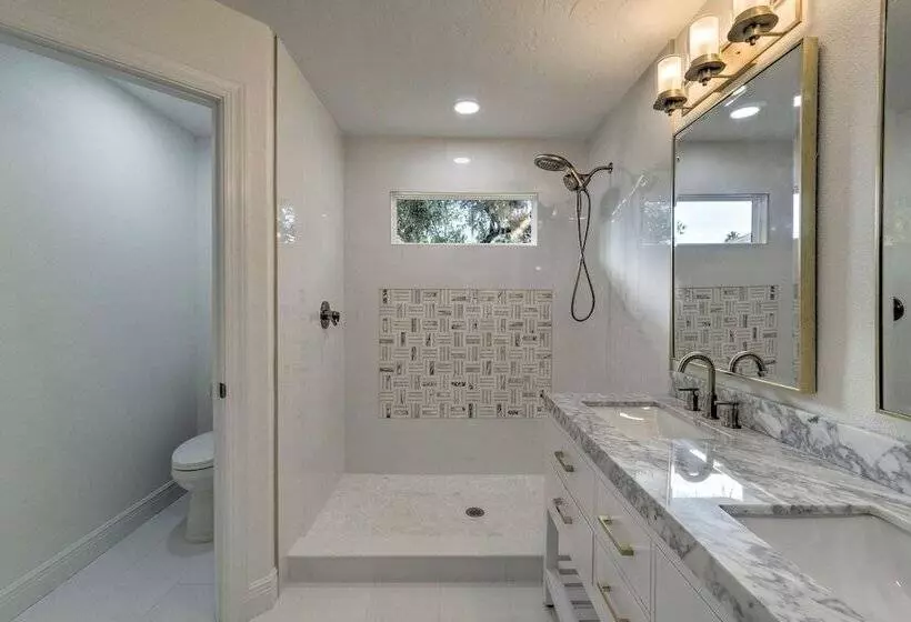 Bright Sarasota Bungalow   5 Mi To Siesta Beach!