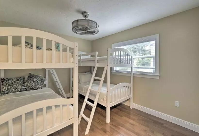 Bright Sarasota Bungalow   5 Mi To Siesta Beach!