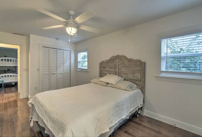 Bright Sarasota Bungalow   5 Mi To Siesta Beach!