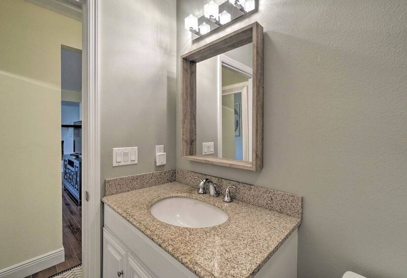 Bright Sarasota Bungalow   5 Mi To Siesta Beach!