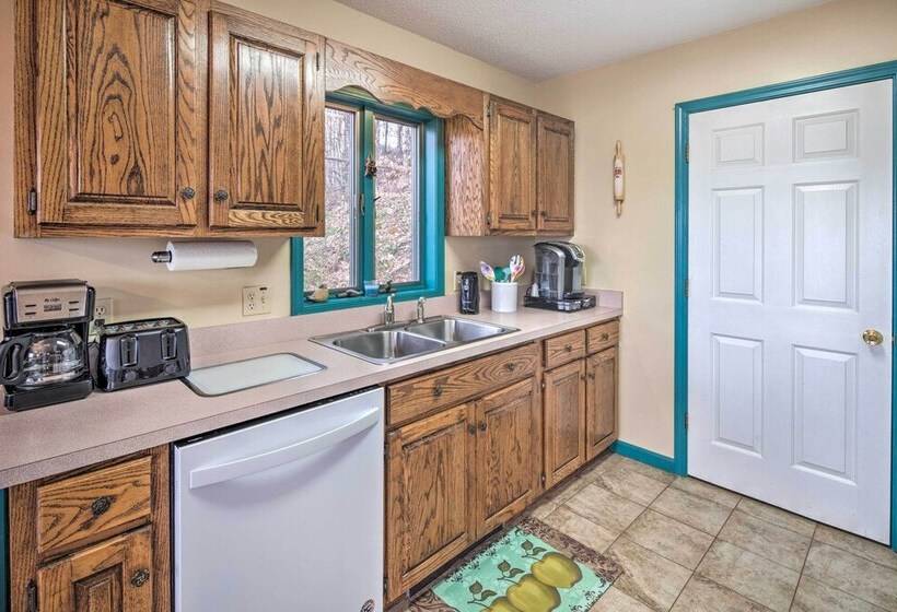 Burnsville Home W/ Deck & Panoramic Mountain Views