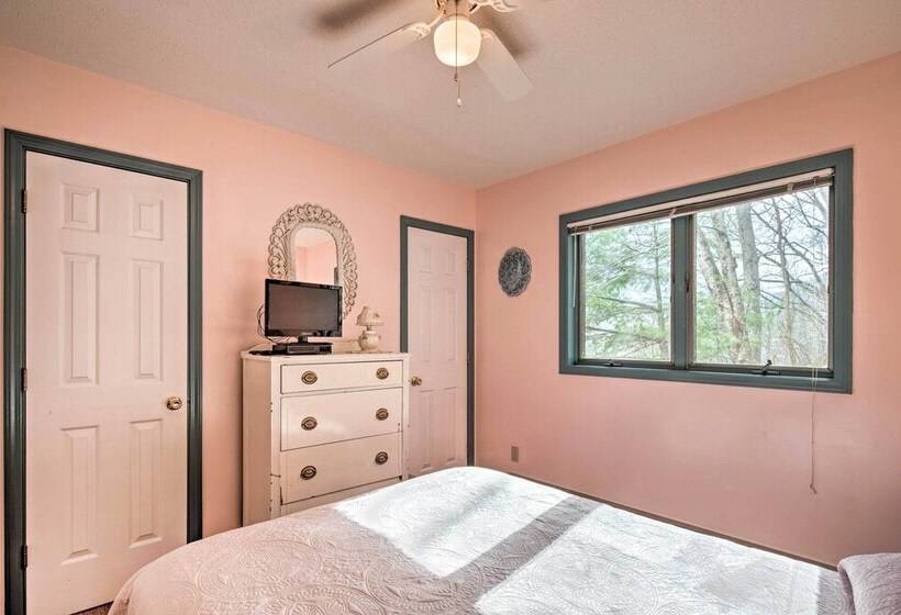 Burnsville Home W/ Deck & Panoramic Mountain Views