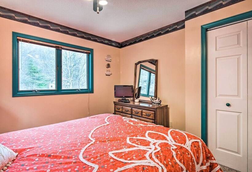 Burnsville Home W/ Deck & Panoramic Mountain Views