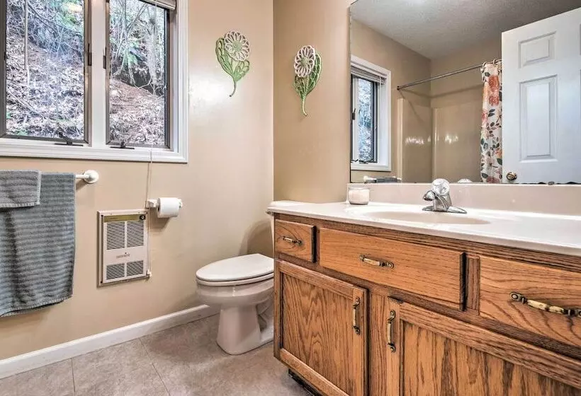 Burnsville Home W/ Deck & Panoramic Mountain Views