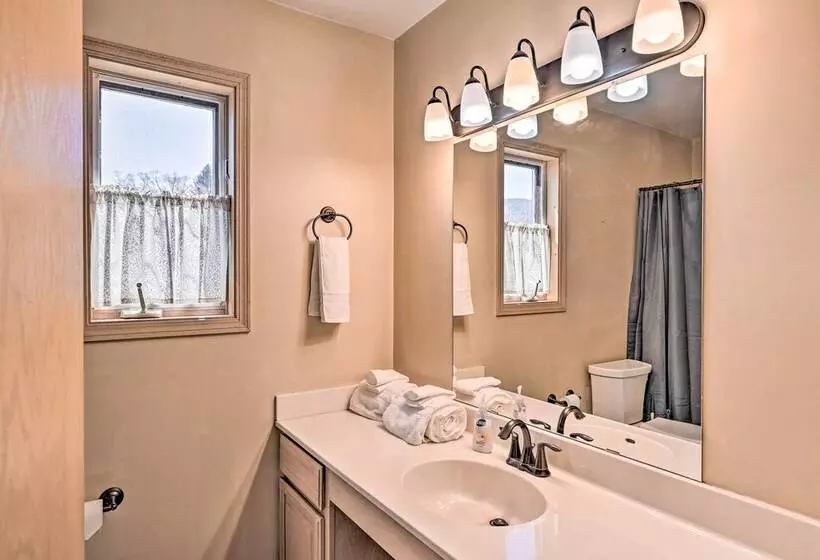 Charming Buena Vista Home W/ Hot Tub + Deck!