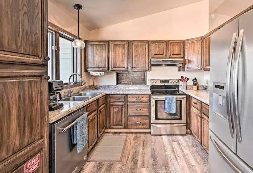 Charming Buena Vista Home W/ Hot Tub + Deck!