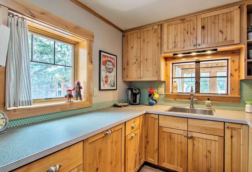 Charming Estes Park Cabin W/ 2 Private Patios!