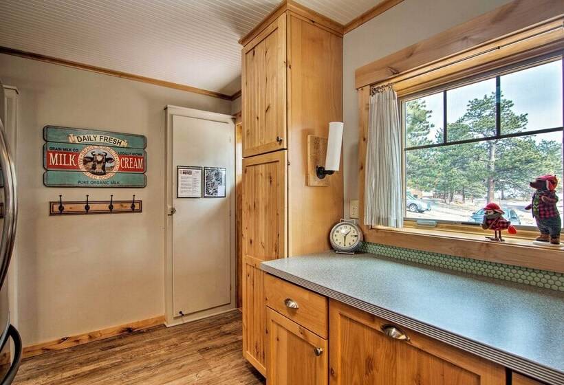 Charming Estes Park Cabin W/ 2 Private Patios!