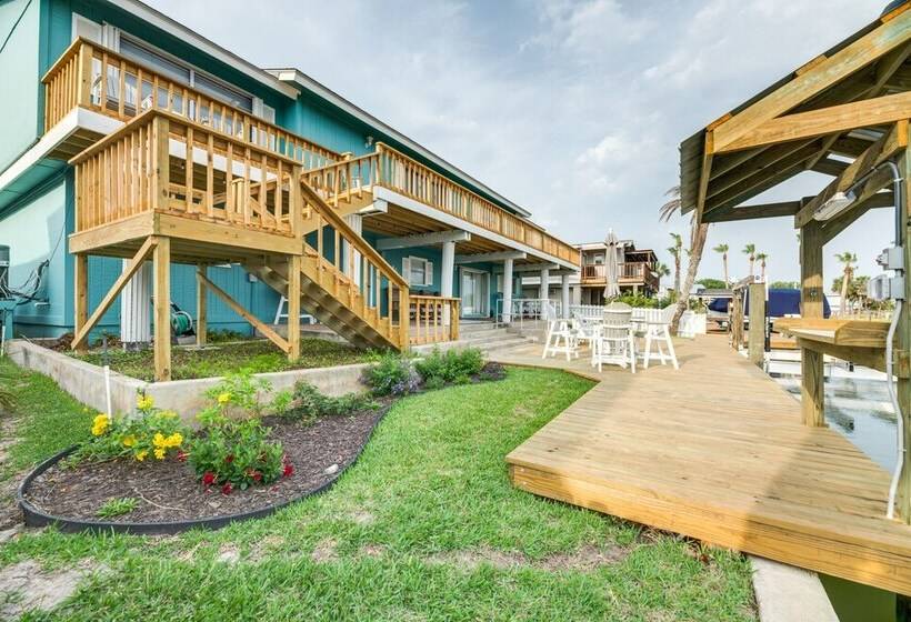 Private Dock: Charming & Spacious Rockport Abode!