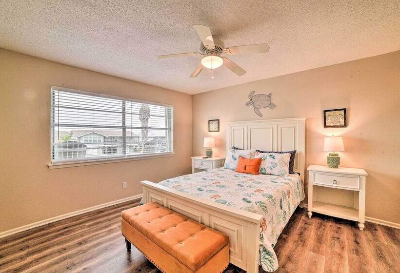 Private Dock: Charming & Spacious Rockport Abode!