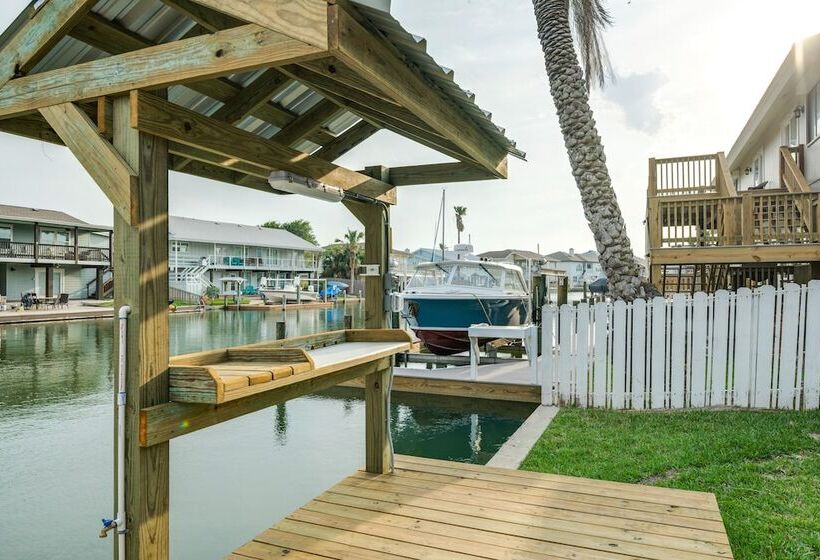 Private Dock: Charming & Spacious Rockport Abode!